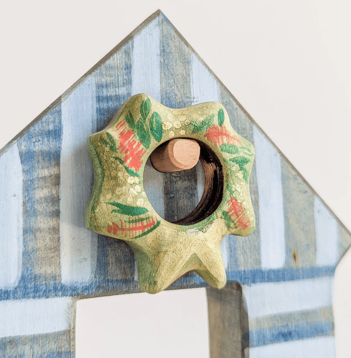 NOM // Wooden Beach Shack With Wreath ** Pre-Order Late Nov Delivery **